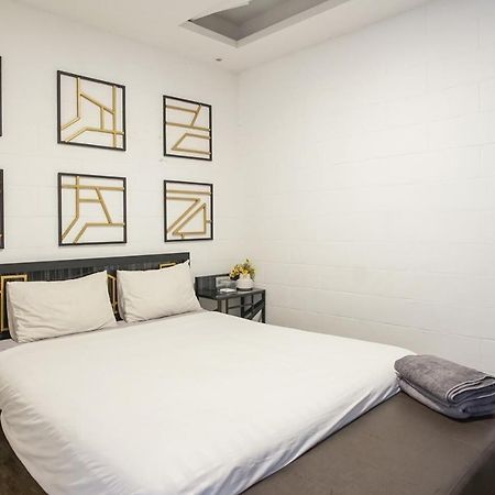 Hotel Sanrina Makassar Bagian luar foto