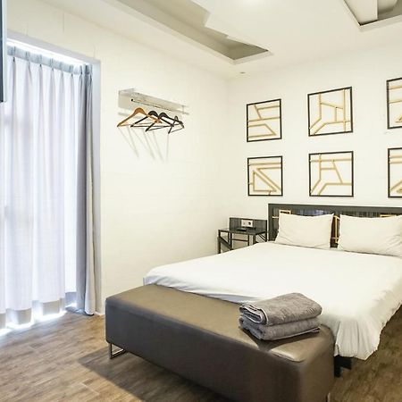 Hotel Sanrina Makassar Bagian luar foto