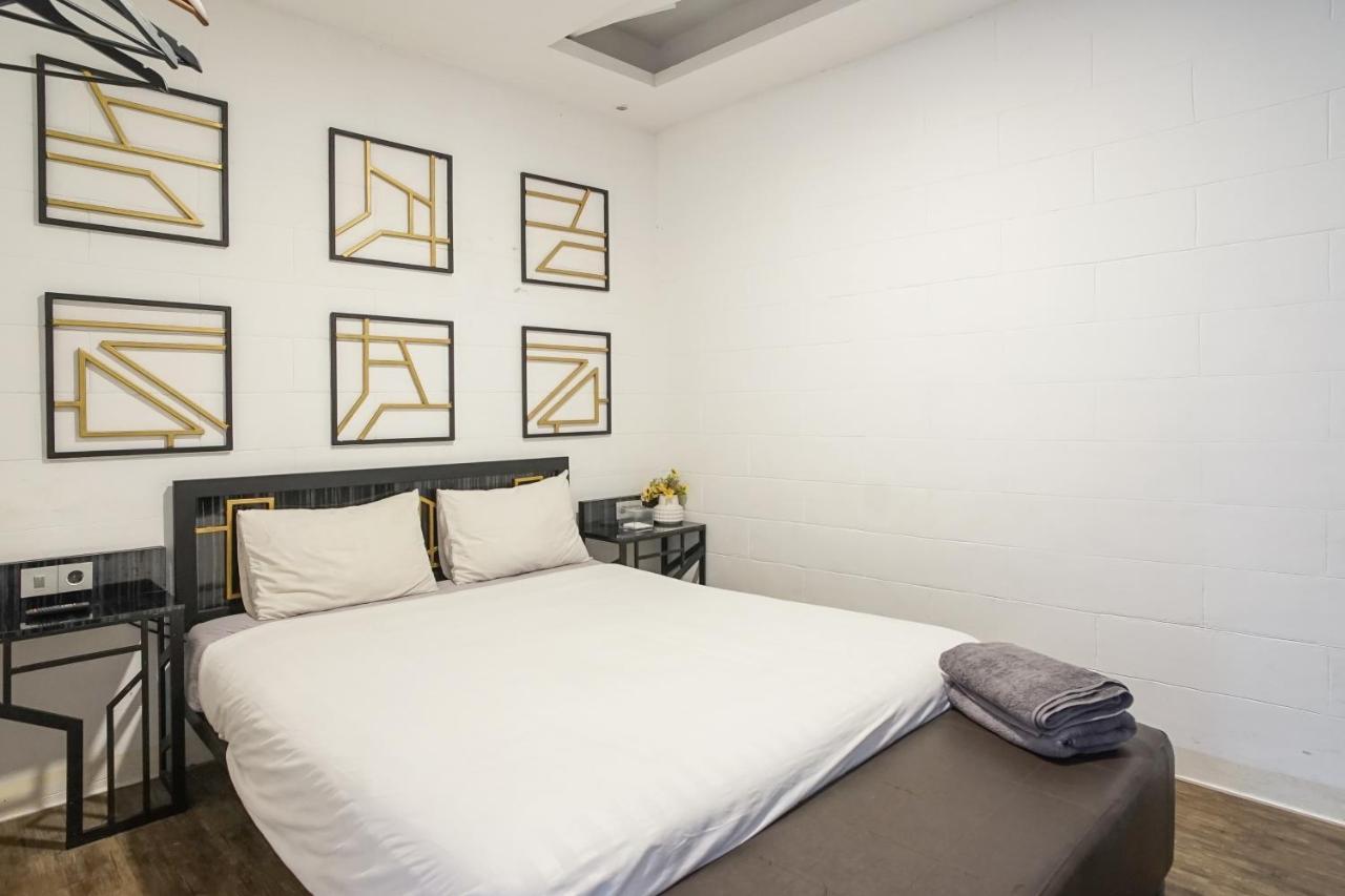 Hotel Sanrina Makassar Bagian luar foto