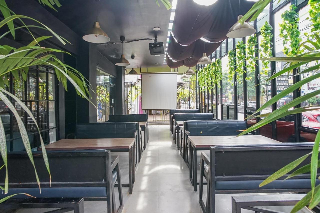 Hotel Sanrina Makassar Bagian luar foto