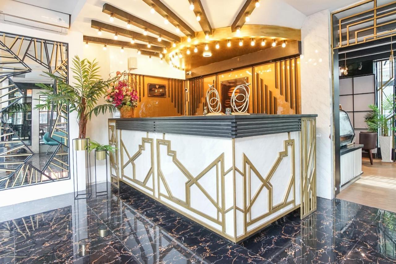 Hotel Sanrina Makassar Bagian luar foto