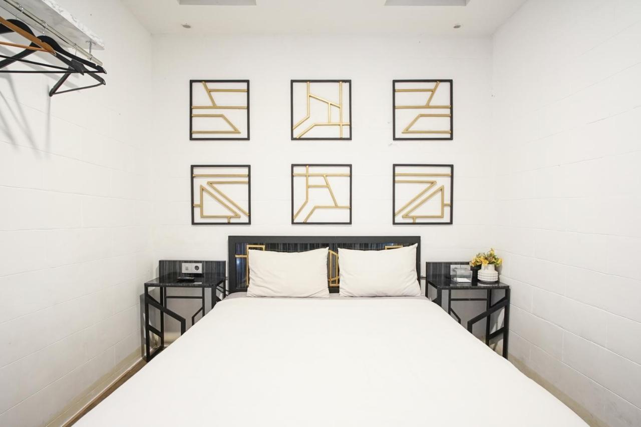 Hotel Sanrina Makassar Bagian luar foto
