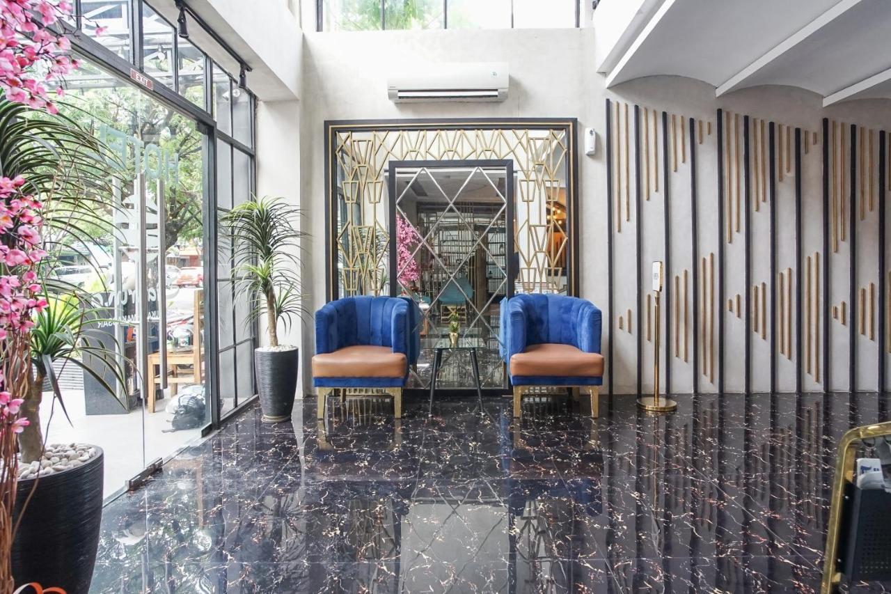 Hotel Sanrina Makassar Bagian luar foto