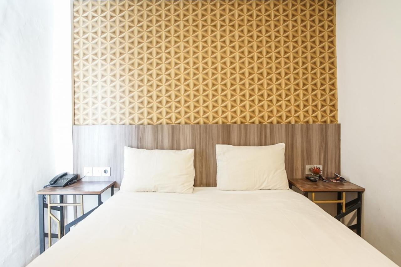 Hotel Sanrina Makassar Bagian luar foto
