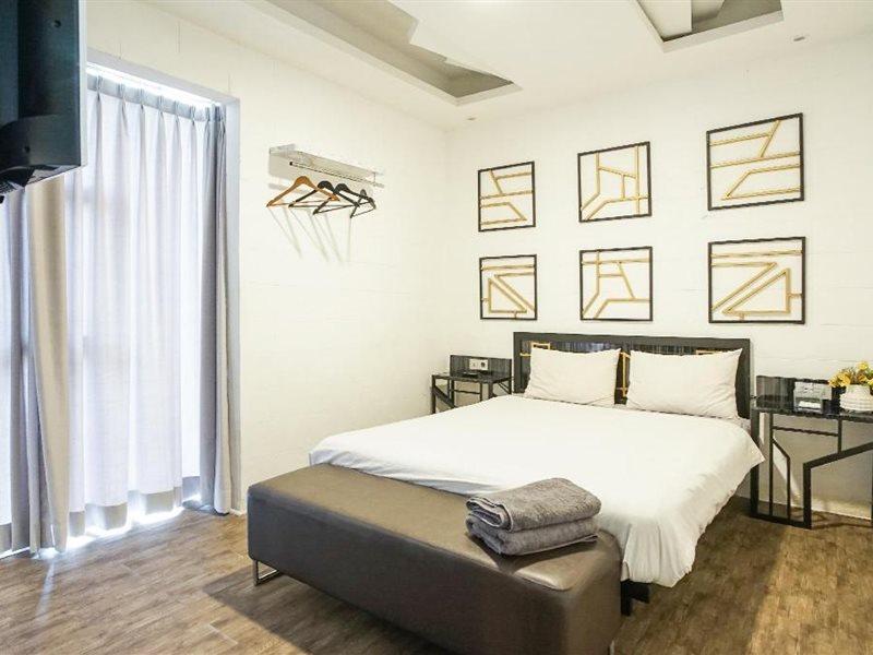 Hotel Sanrina Makassar Bagian luar foto